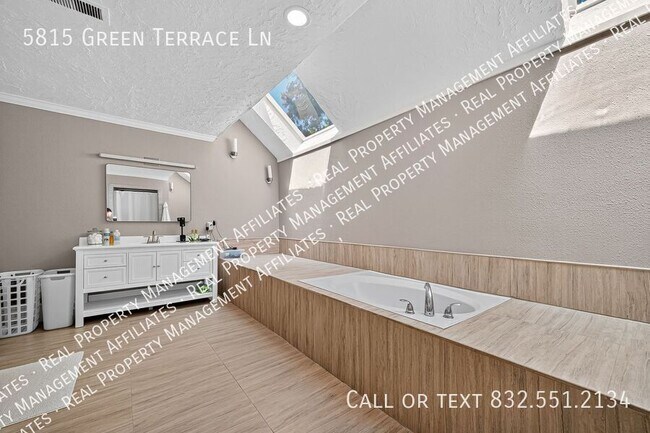 Building Photo - 5815 Green Terrace Ln