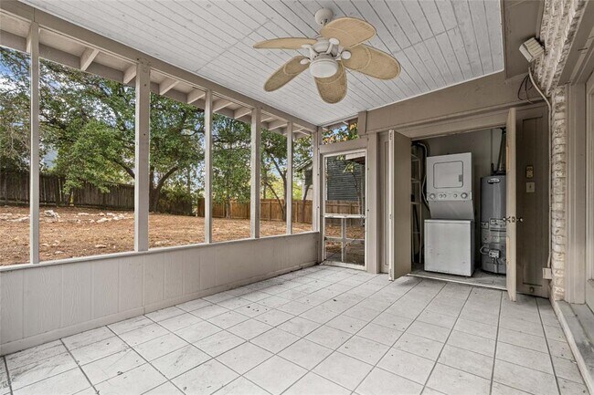 Building Photo - 2800 Westhill Dr