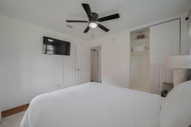 Building Photo - 8057 Ridgeview Dr