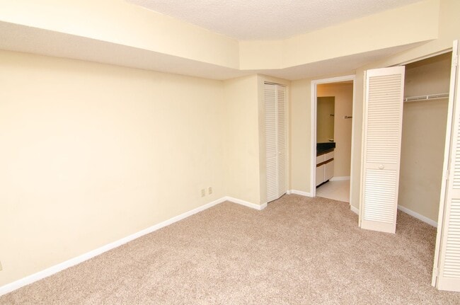 Building Photo - Centrally Located Mid-Town High-rise