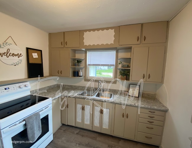 Building Photo - NOW AVAILABLE! Charming 2-bedroom in Water...
