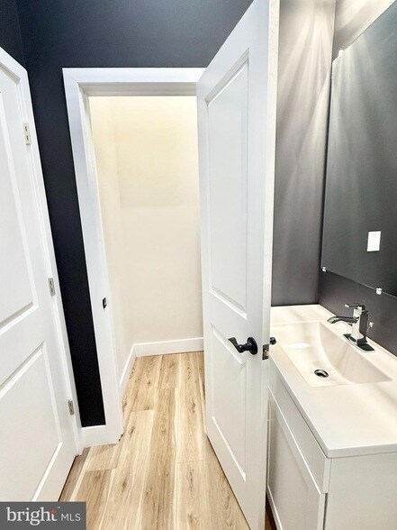 Building Photo - 151 N York St