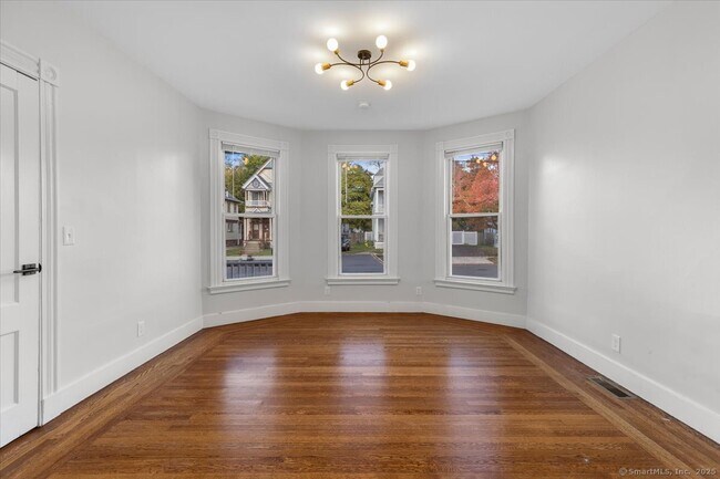 Building Photo - 36 Maple St