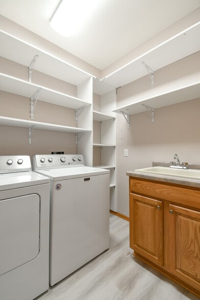 Building Photo - 9412 Forest Glen Dr