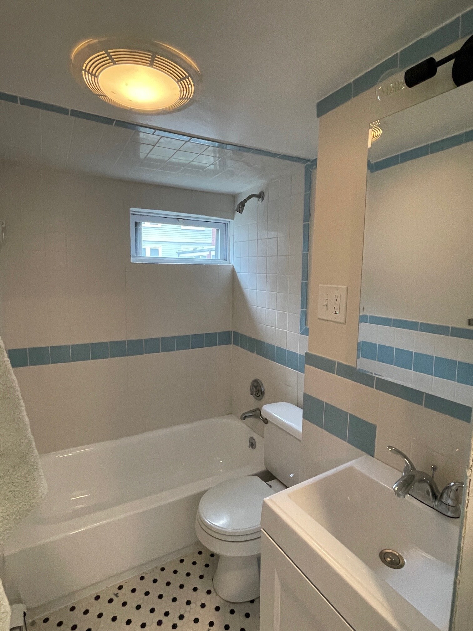 Building Photo - 26 Kenwood St