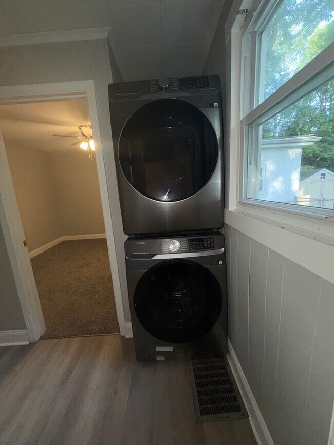 Building Photo - 622 Taylor Ave