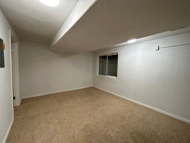 Building Photo - 3 Bedroom 1 Bathroom Basement Apartment Sp...