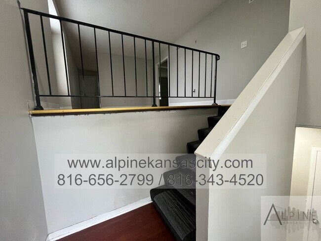 Building Photo - NE 4 Bedroom Duplex, Garage