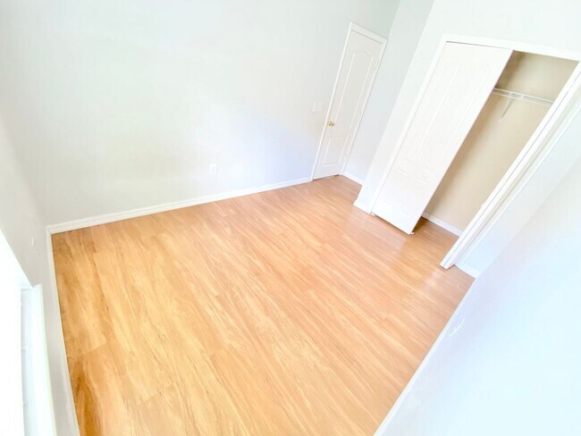 Building Photo - Stunning Lake View Home in Waterside Estate!