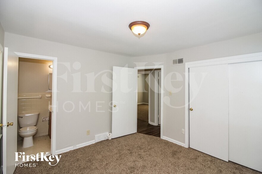 Building Photo - 2036 St James Dr