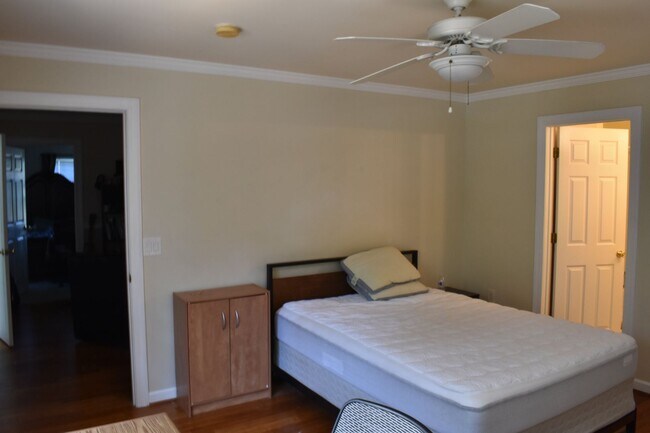 Building Photo - 3 Bedroom, 3 Bath condo! Walking distance ...