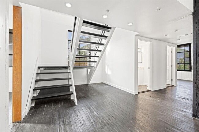 Building Photo - 735 17th St N