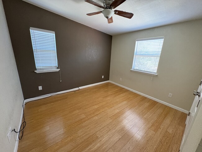 Building Photo - 841 Scenic Cir
