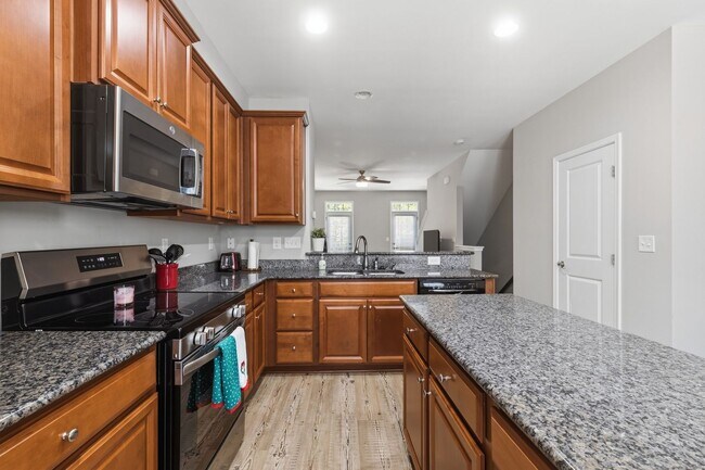Building Photo - Stylish 3bd 3.5bath townhome for rent in the highly desirable Vermillion