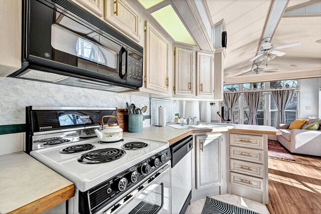 Building Photo - Lake view!! 1bedroom 1 bathroom Fully Furnished!! Move-in Ready!!!
