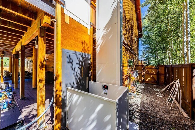 Building Photo - Large Mountain Luxury Home