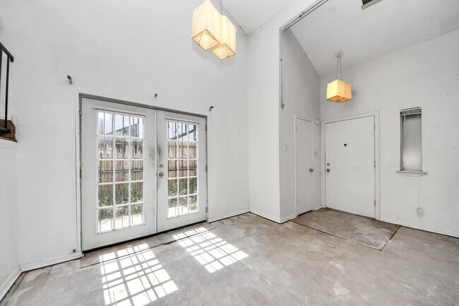 Building Photo - 5747 Easthampton Dr