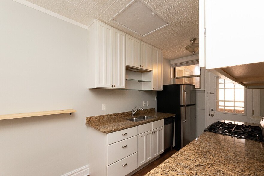 Building Photo - 547.5 W Surf St