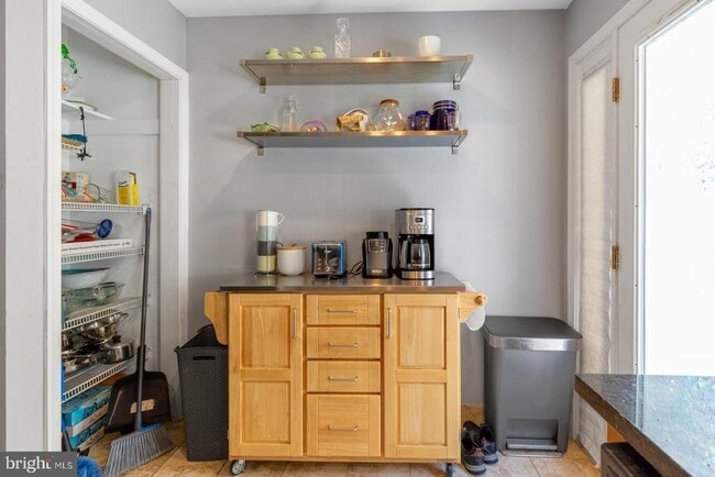 Building Photo - 714 Medina St