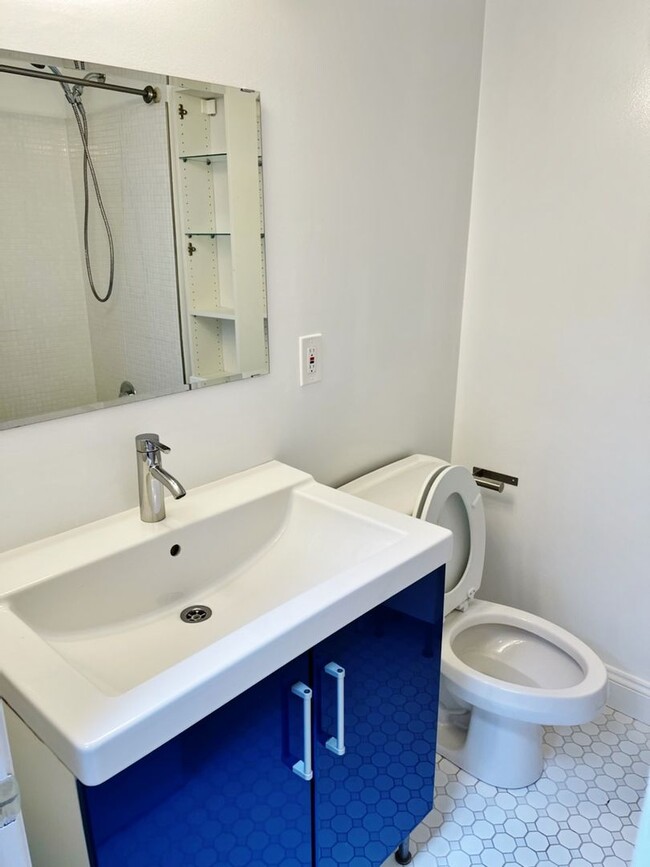 Building Photo - Beautifully updated single family home in ...