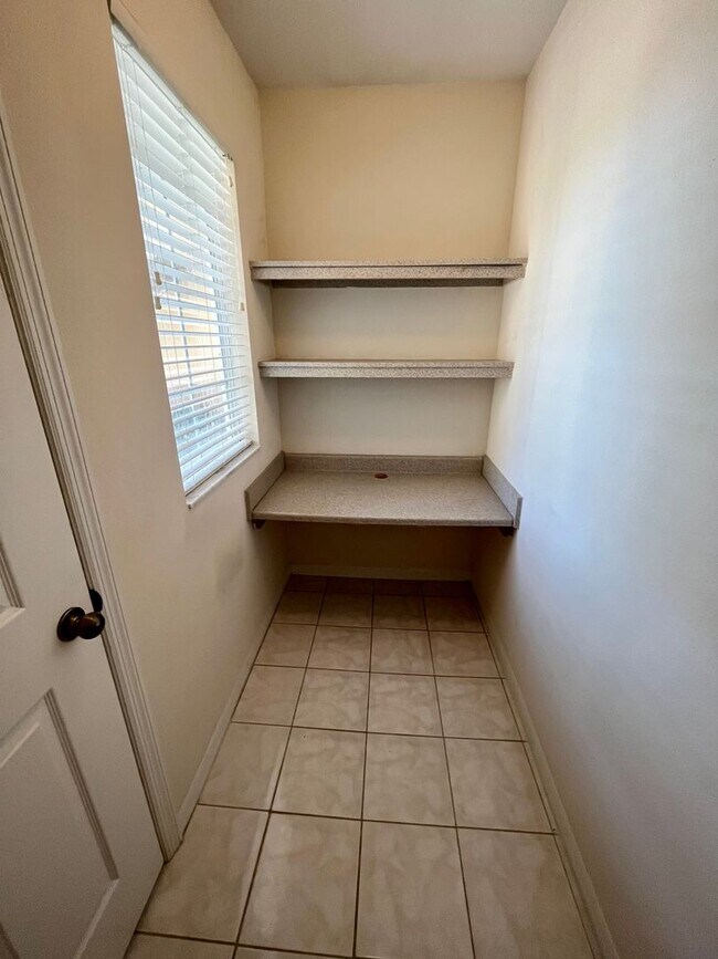 Building Photo - 2/2 with beautiful water view becoming available July 1st for an annual lease