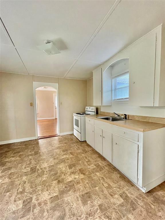 Building Photo - 502 W 8th St