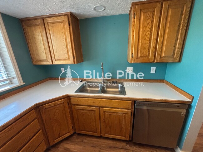 Building Photo - 1421 Vega Cir