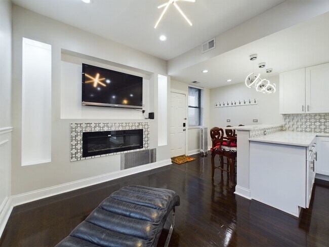 Building Photo - 5005 S Prairie Ave