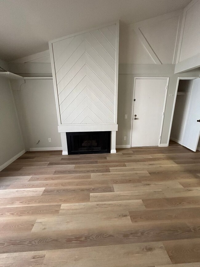 Building Photo - Remodeled Large Upstairs 2 Bedroom/1 Bath ...