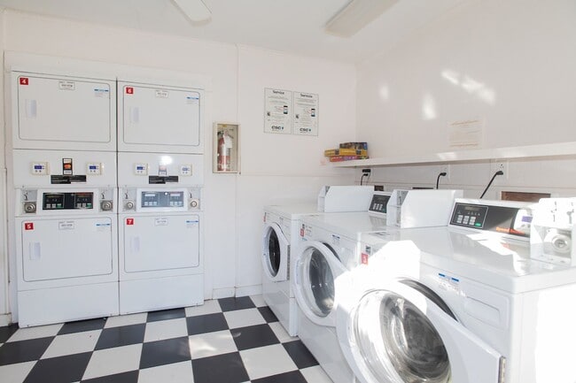 Building Photo - Charming Shoal Creek Condo - One Bed One Bath