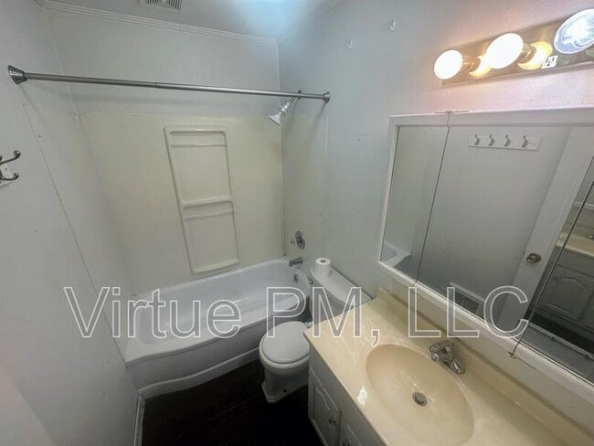 Building Photo - 1104 5th St