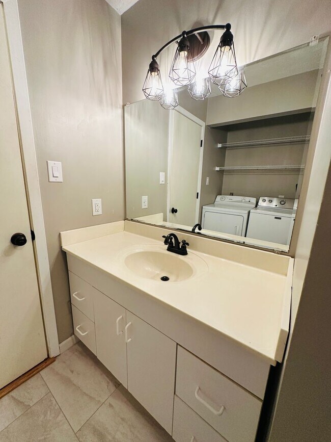 Building Photo - Charming 2-Story Condo in Quiet Knoxville Community – Minutes from Downtown!