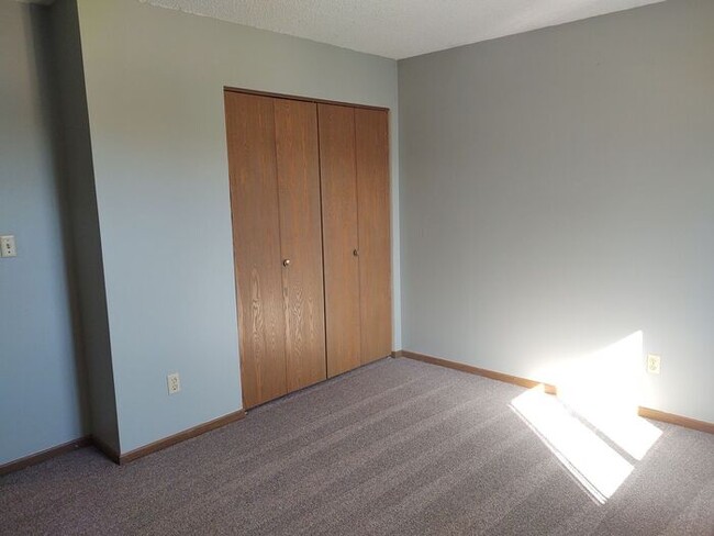 Building Photo - $975 | 2 Bedroom, 1 Bathroom Apartment | N...