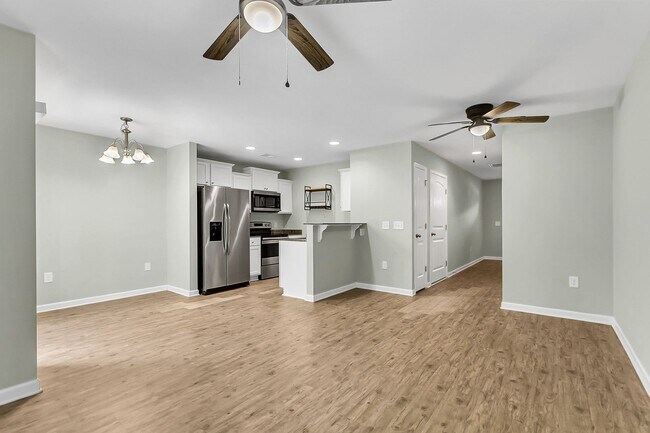Building Photo - Beautiful Goose Creek Townhome!