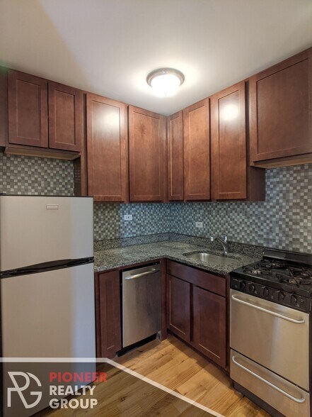 Primary Photo - 833 W Wolfram St