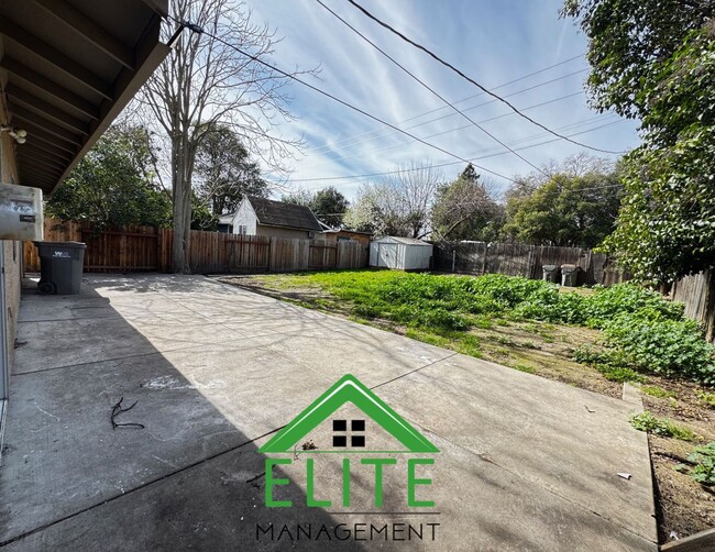 Building Photo - **For Rent: Beautifully Remodeled 3-Bedroo...