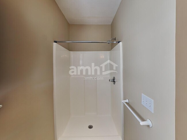 Building Photo - 3744 Henricks Hill Dr