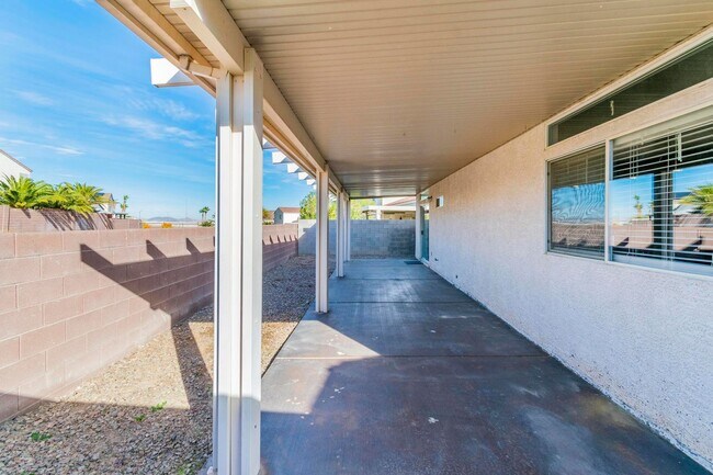 Building Photo - 1900 square foot home, 4 bedrooms 2 baths