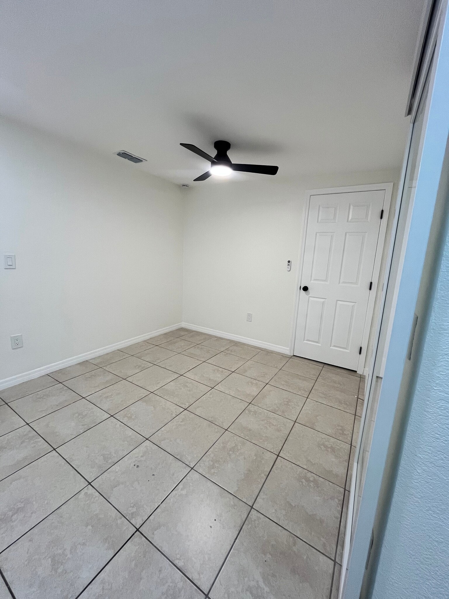 C 2/1 700 sqft - 3320 W Kathleen St