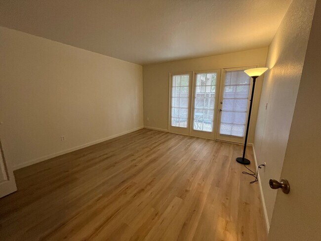 Building Photo - 2BR|2BA|994SF| - Ground Floor Condo, Nice ...