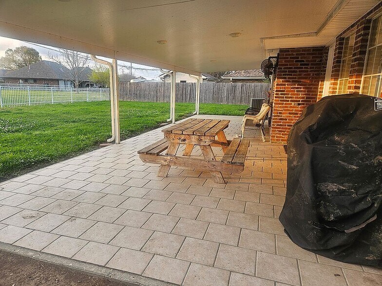 Building Photo - 608 Vanessa Dr