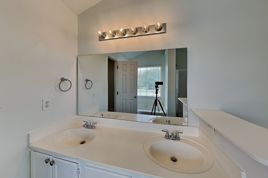 Building Photo - 1020 Ridgefield Cir