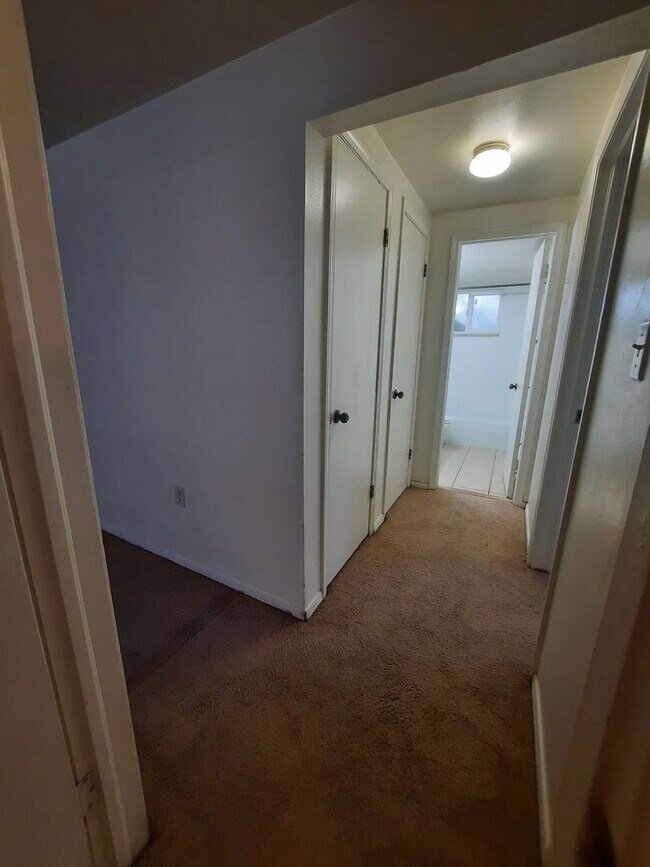 Building Photo - Now Leasing: Updated 2BR in Golden 4-Plex ...
