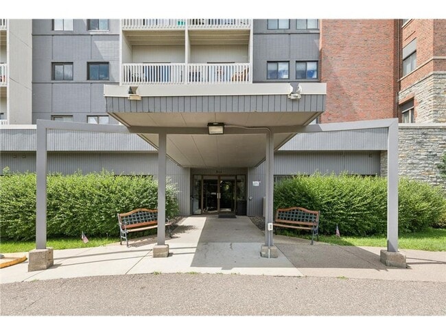 Building Photo - AVAILABLE NOW - Gorgeous 2 BR, 2 BA Condo, with Parking and Excellent Location