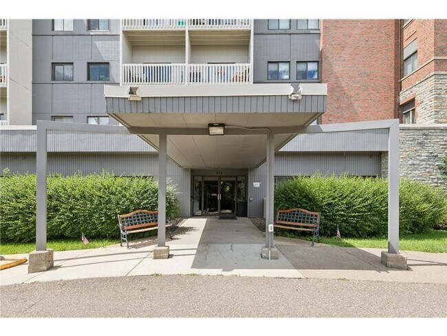 Building Photo - NOVEMBER MOVE-IN SPECIAL for qualified applicants $400 off 1 month's rent; AVAILABLE NOW - Gorgeo...