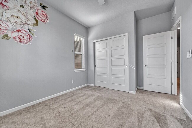 Building Photo - $2,950.00 - 3 Bedrooms, 2.5 Bathrooms, Single Family Home in Circle Rock with Cozy Fireplace!