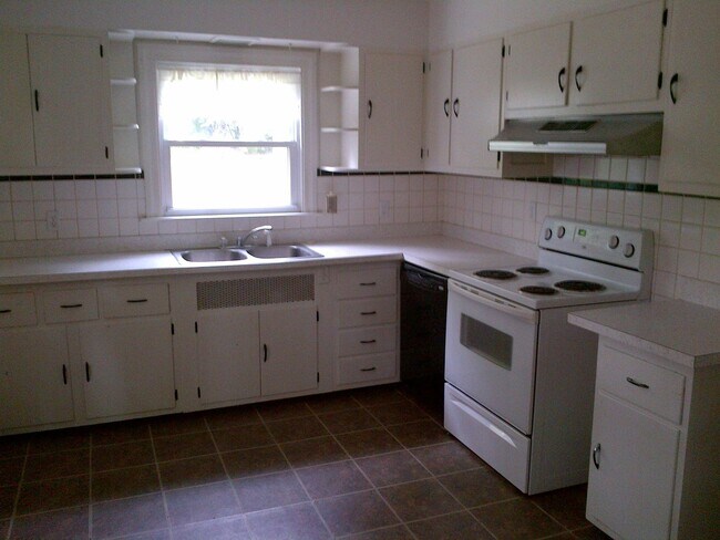 Building Photo - 4 BED/2 BA Home close to Assembly Hall!