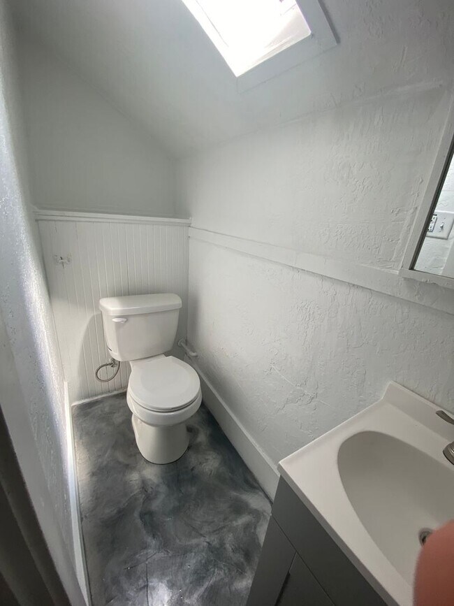 Building Photo - 5 Bedroom 1.5 Bath House