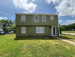 Building Photo - Lovely 5 Bedroom 2 Bathroom with a Fenced Backyard!