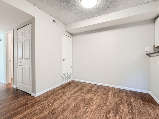 Building Photo - 2 Bed, 2 Bath Condo in Aurora!